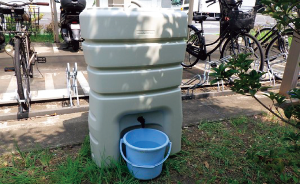 Water-saving by using well water and rainwater